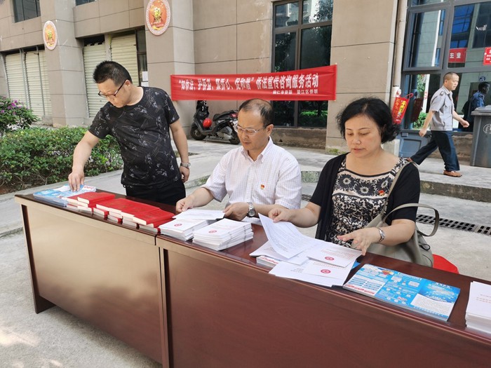 市侨联积极开展侨法宣传进社区活动