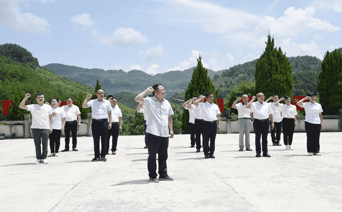 印江统战部工商联党支部赴困牛山开展革命传统教育
