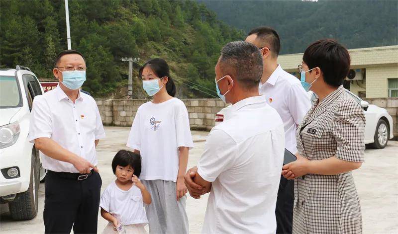 席宁携爱心企业看望慰问考取复旦大学学子