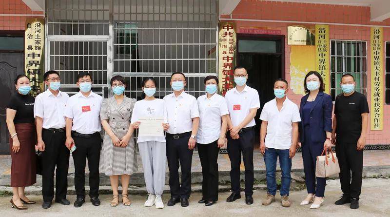 席宁携爱心企业看望慰问考取复旦大学学子