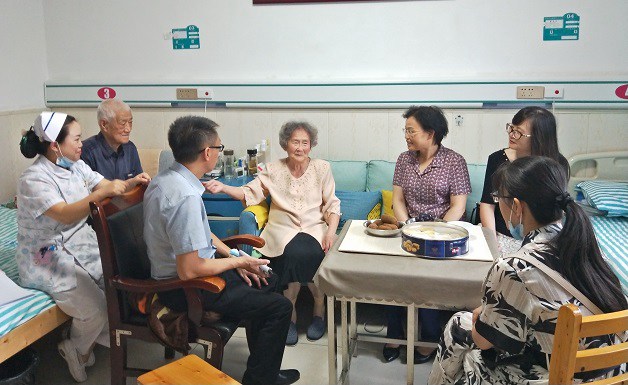 民革铜仁市委主委张洁 走访慰问民革离退休老同志