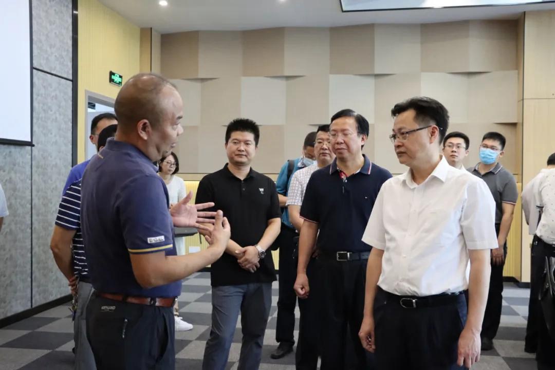 陈志伟率考察团来沿调研东西部协作工作并举行捐赠和项目签约仪式