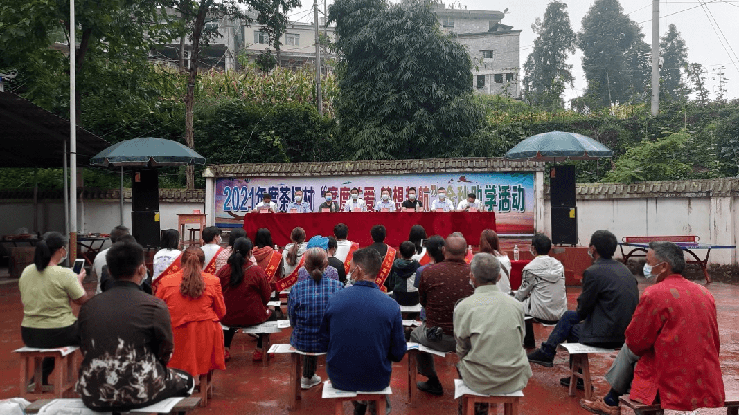 沿河茶坛村开展金秋助学活动