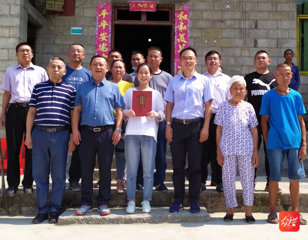 乡村女孩十年苦读上北大 社会各界爱心助学暖山乡