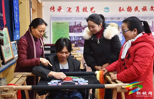 ​一针一线总关情——记松桃梵净山苗族文化旅游产品开发有限公司董事长石丽平