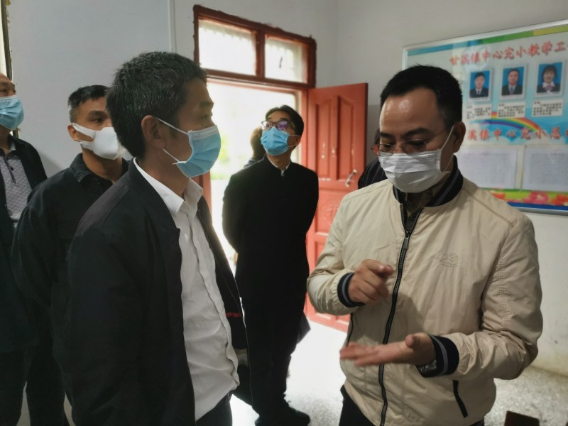 民革东莞市委会调研组来沿开展公益助学活动