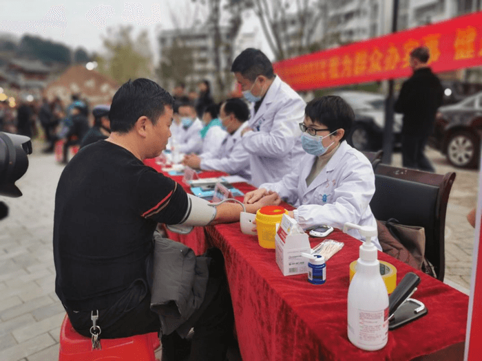 农工党石阡支部 参加“群团进社区.感恩暖冬行”活动
