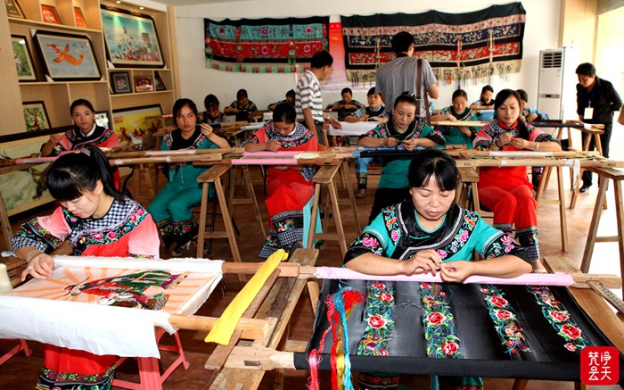 石丽平：传承苗绣，绣出致富新产业