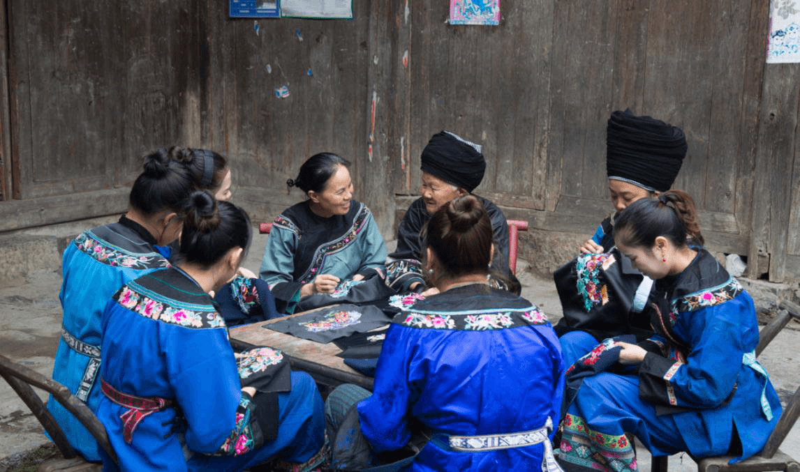 全国人大代表、民建会员石丽平：传承苗绣文化 助力乡村振兴