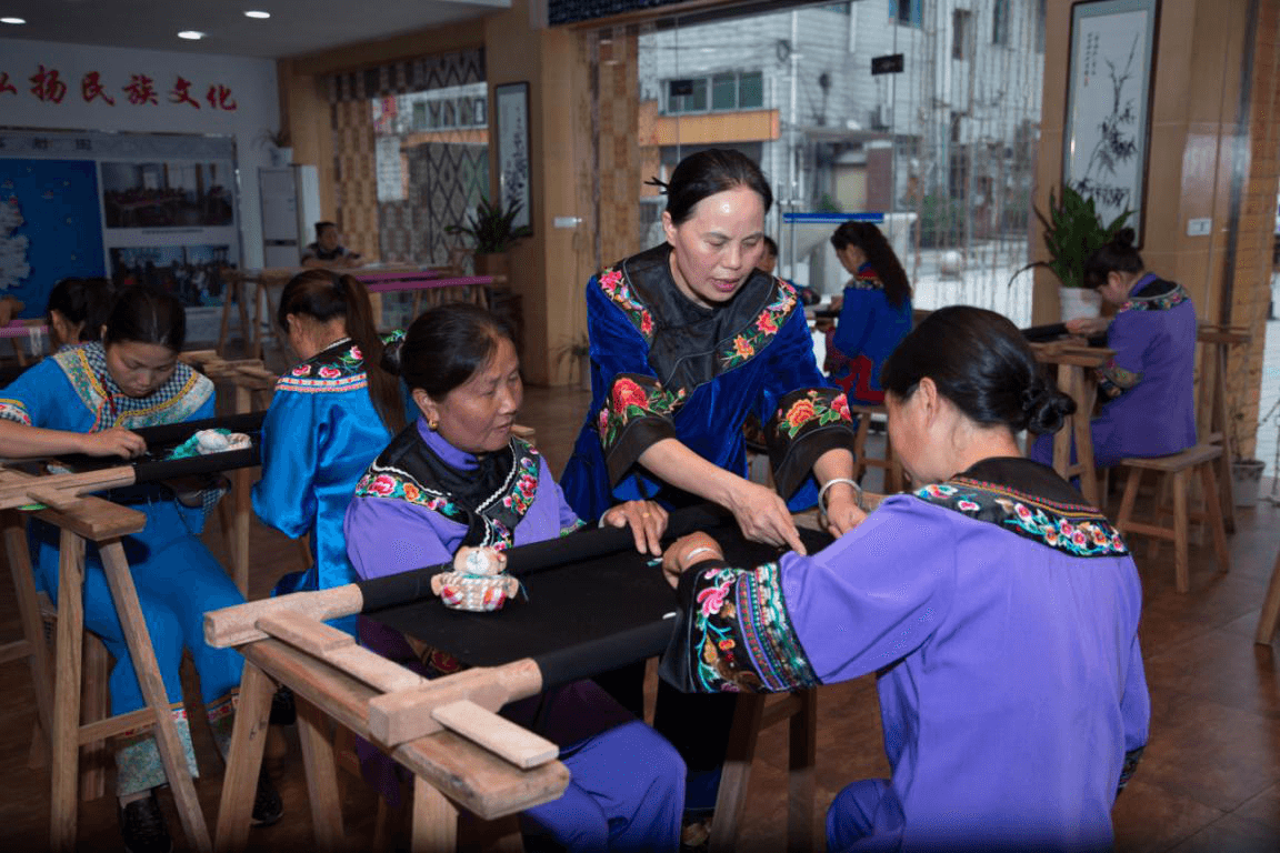 全国人大代表、民建会员石丽平：传承苗绣文化 助力乡村振兴