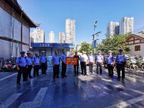 市工商联、市光彩事业促进会携手爱心企业为交通警察送去夏日“清凉”