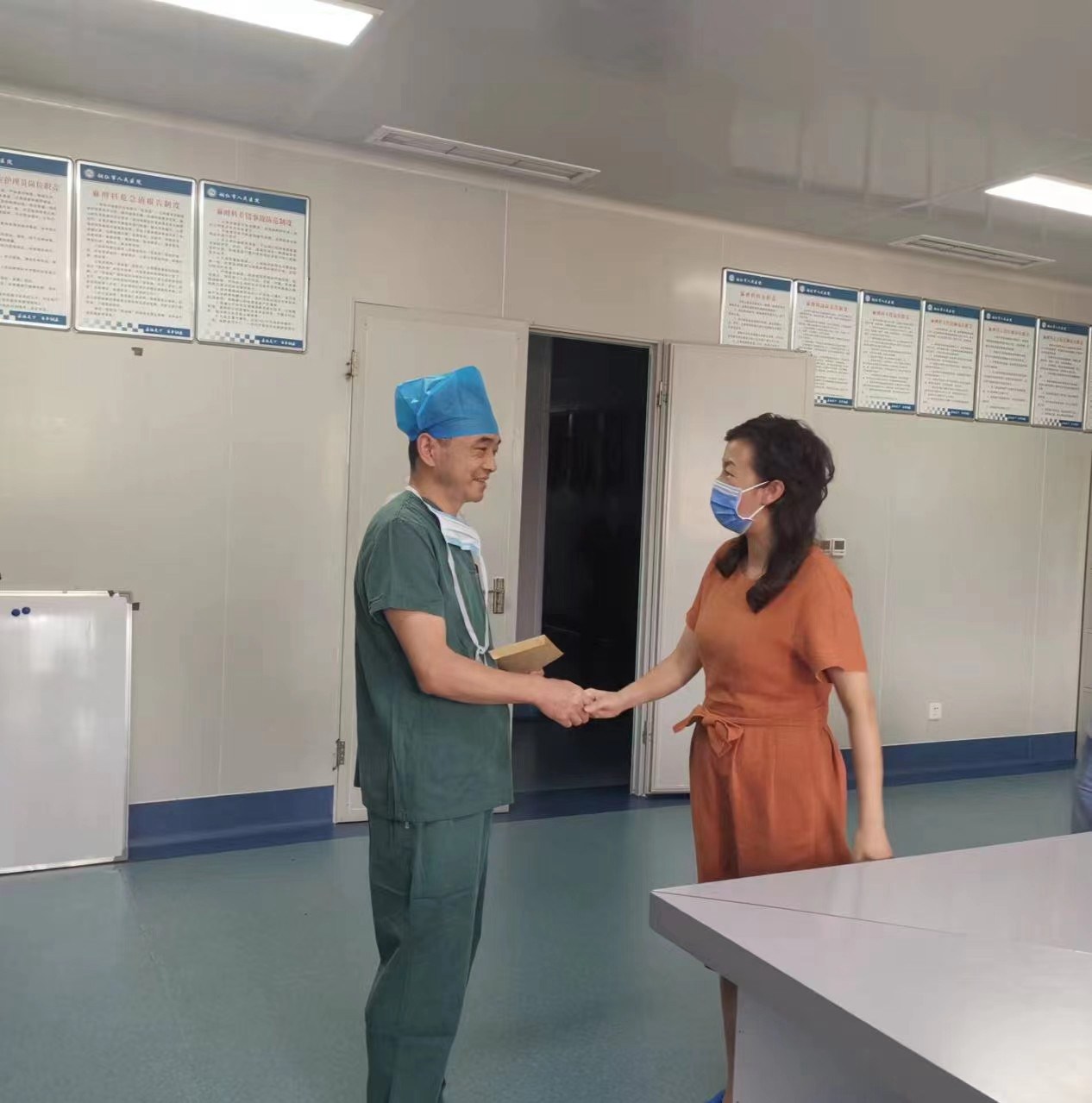 农工党铜仁市委走访慰问驰援贵阳抗疫的农工党医护人员家属