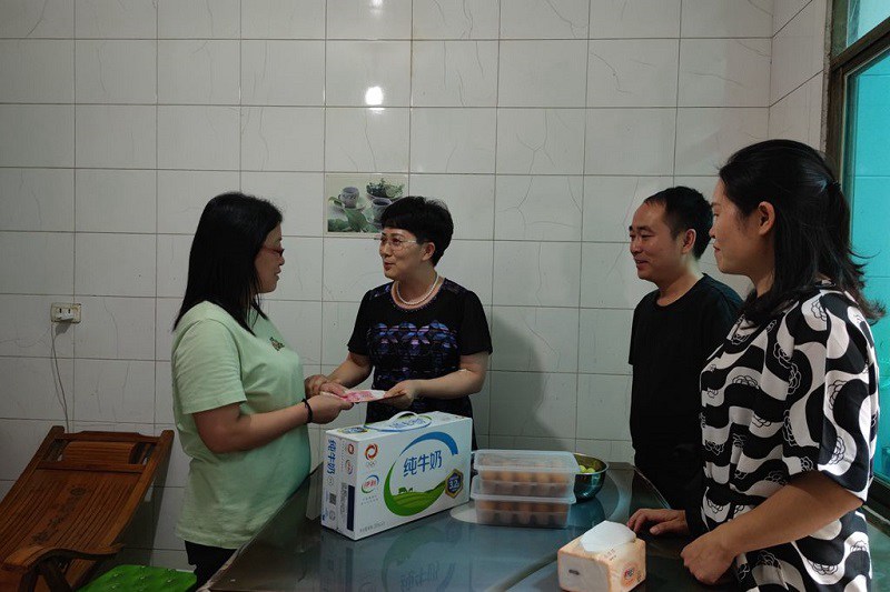 农工党铜仁市委走访慰问驰援贵阳抗疫的农工党医护人员家属