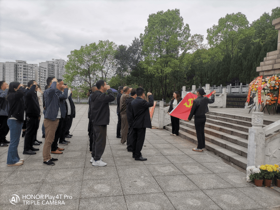 市委统战部机关党委开展清明祭英烈活动