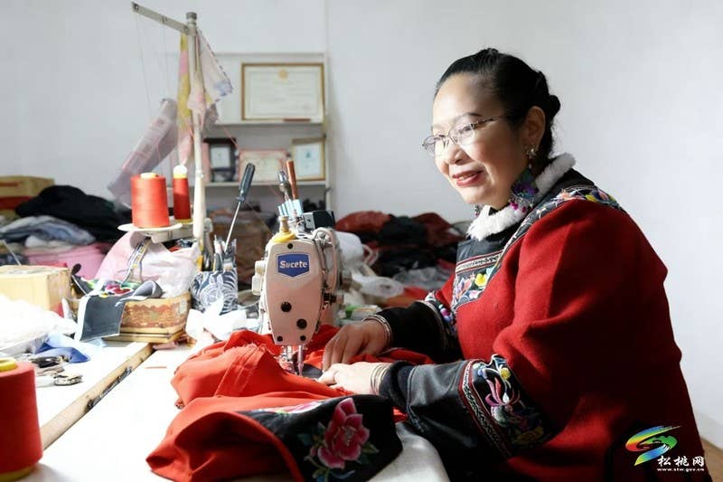 铜仁市民族团结进步模范个人龙彩英：“彩”线绣出同心圆