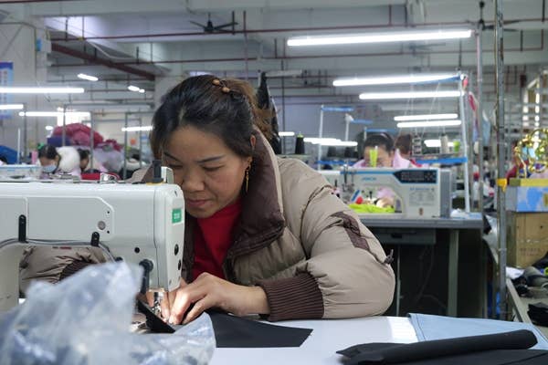 赶订单稳就业 松桃轲文服饰生产忙