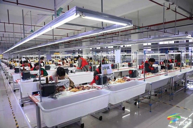 松桃精准服务助企投产 黔梵绒艺开工稳岗促增收