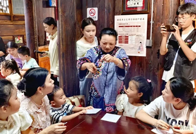 非遗伴成长！碧江开展“绣见书香”亲子体验活动