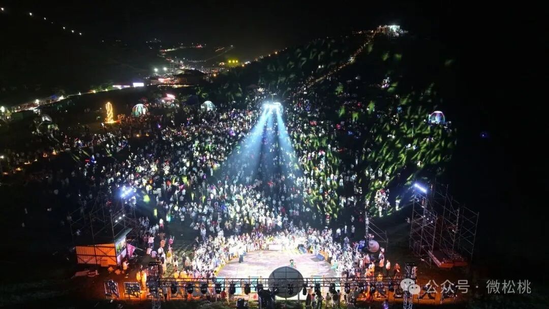 星空篝火燃夏夜  民俗盛会醉苗乡  松桃黔东草海首届火把节暨万人星空演唱会火热上演