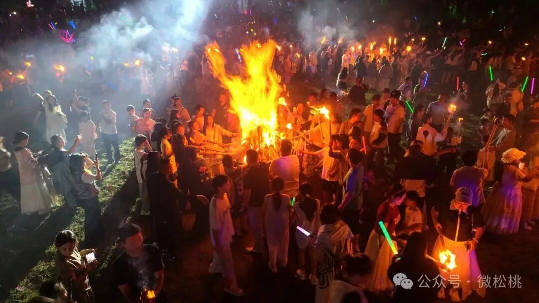 星空篝火燃夏夜  民俗盛会醉苗乡  松桃黔东草海首届火把节暨万人星空演唱会火热上演