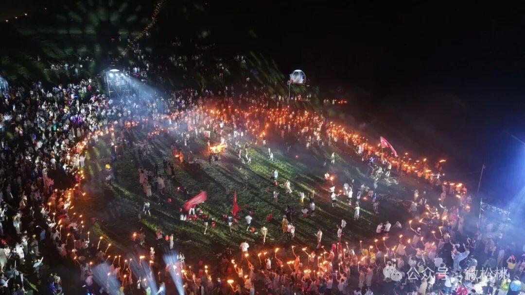 星空篝火燃夏夜  民俗盛会醉苗乡  松桃黔东草海首届火把节暨万人星空演唱会火热上演