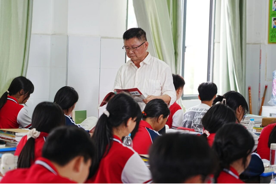 铜仁民革党员、万山区民族中学教师杨秀华：于时代缝隙，守一树花开