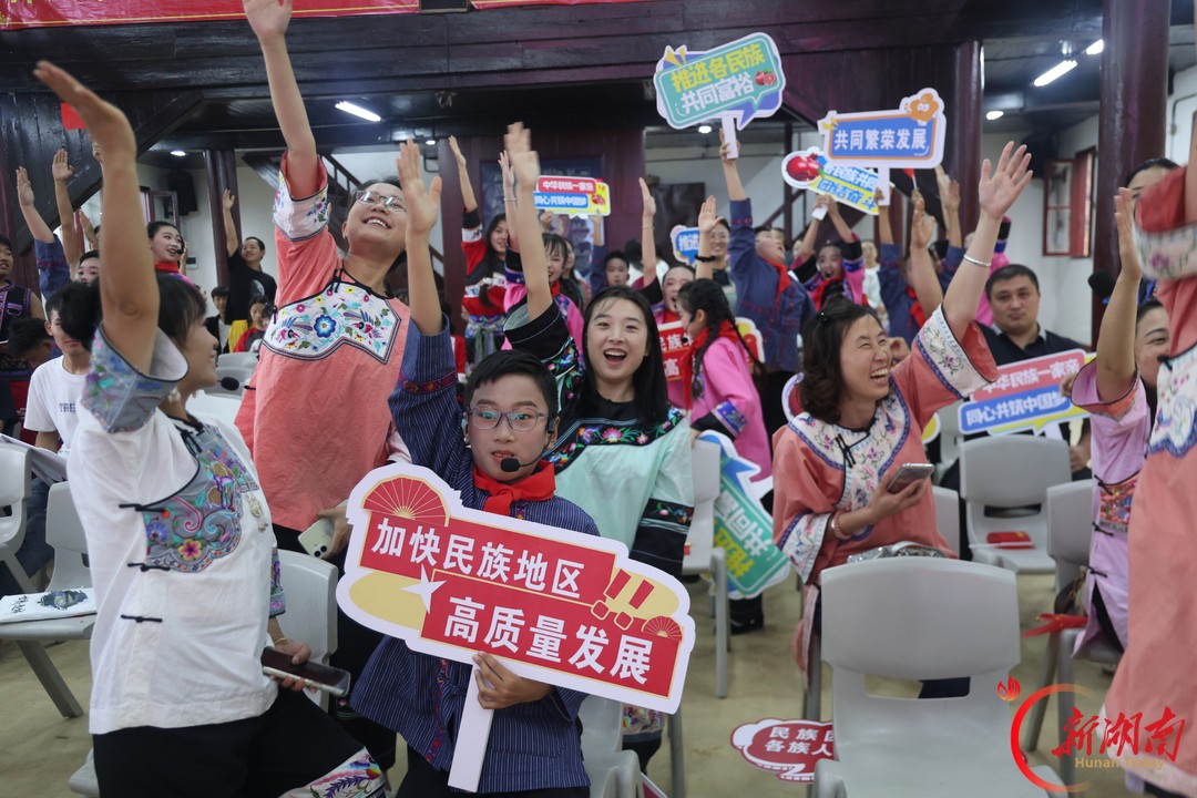 同心谱写团结曲 共绘边城石榴红