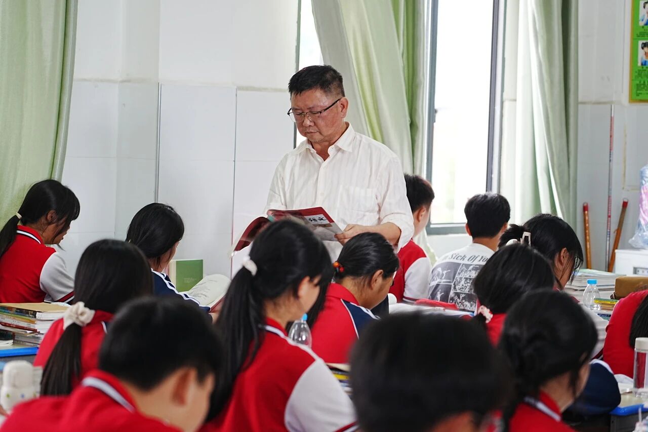 铜仁民革党员、万山区民族中学教师杨秀华：于时代缝隙，守一树花开