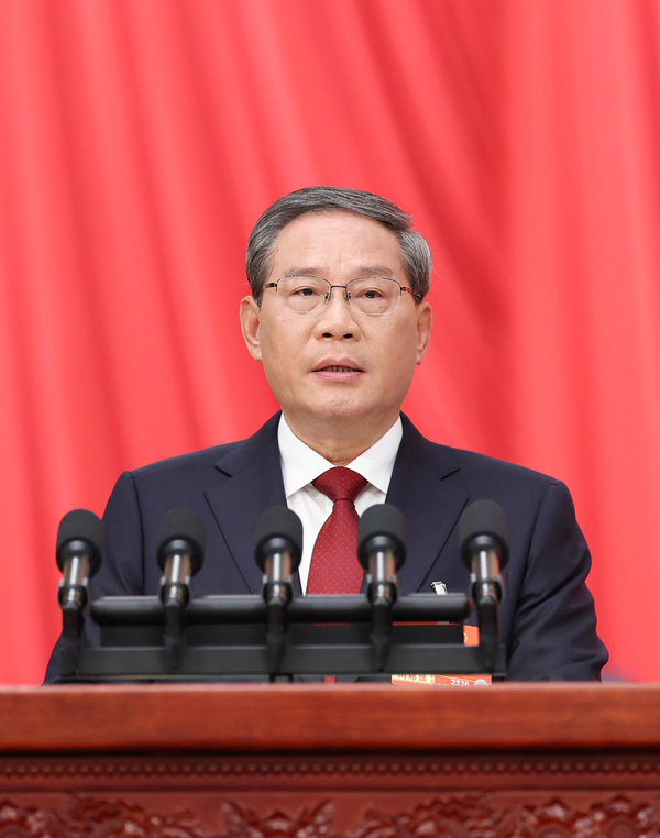 十四届全国人大四次会议在京开幕 习近平等在主席台就座